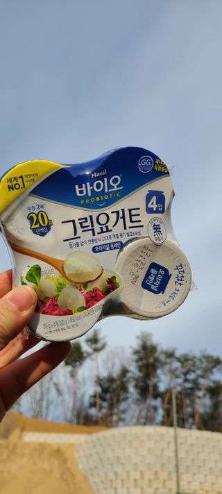 매일바이오 그릭요거트 오리지널 플레인 4개, 로스터리 커피믹스 4개 — 5점을 준 리뷰어가 2021년 12월 올린 사용 사진