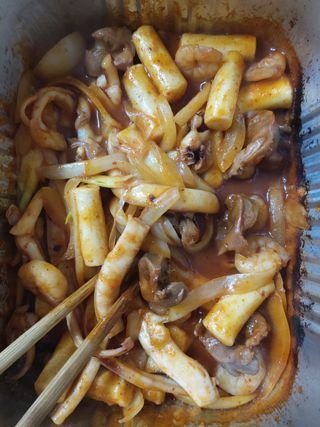 화끈한녀석들 새오똥400g 새우,오징어,똥집 볶음요리 소스,밀떡, 참기름 포함 — 5점을 준 리뷰어가 2022년 12월 올린 사용 사진