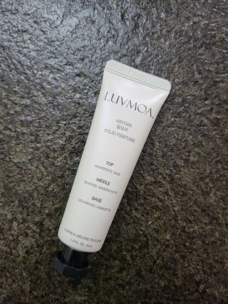 러브모아 향수 고체향수 승무원 고체향수 바르는 향수 니치향수 도손 우드세이지 앤 씨솔트 — 5점을 준 리뷰어가 2022년 10월 올린 사용 사진