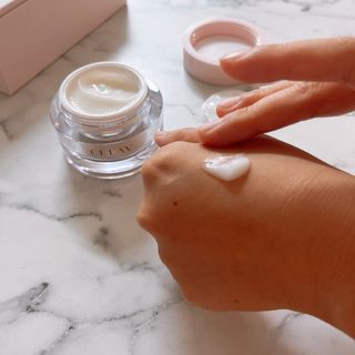 프리마인 바르기만 하면 철벽 스킨케어+24시간 마스크팩 효과. 셀라브 리제너레이팅 시스템 부스터+크림 세트 — 5점을 준 리뷰어가 2023년 4월 올린 사용 사진