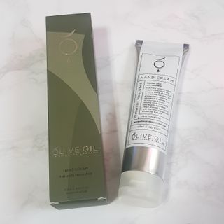 올리브 오일 스킨케어 컴퍼니 [OOSC] 보송보송한 내추럴리 너리시드 핸드크림 125ml — 5점을 준 리뷰어가 2021년 4월 올린 사용 사진