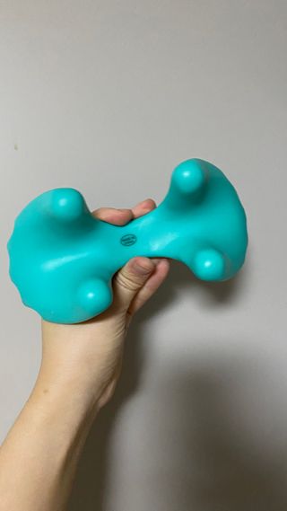 힐니스북 [힐마이넥]   거북목 통증완화를 위한 휴대용 목 안마기 — 5점을 준 리뷰어가 2022년 12월 올린 사용 사진