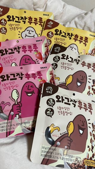 스낵스 와그작후루룩 3종_카카오2봉+아몬드2봉+딸기2봉 (총 6봉) — 5점을 준 리뷰어가 2024년 2월 올린 사용 사진