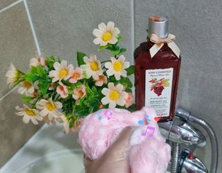 체코 비건화장품 마뉴팍투라 향좋은 와인 샤워젤 (300ml) — 5점을 준 리뷰어가 2022년 6월 올린 사용 사진