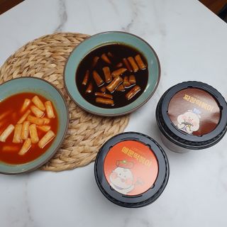 유비쿡 컵떡볶이 매운컵떡볶이2개/ 짜장컵떡볶이 2개  총 4개세트 — 5점을 준 리뷰어가 2021년 4월 올린 사용 사진