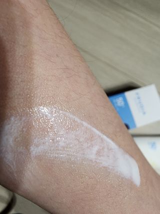 틱톡 [후르디아] 백탁NO! 화잘먹 수분광 선 에센스✨ — 5점을 준 리뷰어가 2023년 6월 올린 사용 사진