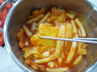 빨간키트 떡볶이 밀키트 2~3인분 매운맛 국물 떡볶이 만들기 쉬운 황금 레시피 분말 소스로 간편한 요리 — 5점을 준 리뷰어가 2021년 8월 올린 사용 사진