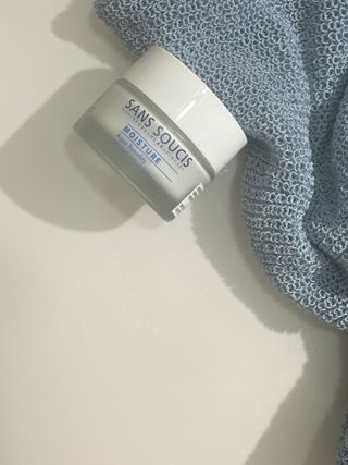 산수시 아쿠아 베네핏 24h 수부지 물광 속건조 수분크림 50ml — 5점을 준 리뷰어가 2021년 7월 올린 사용 사진