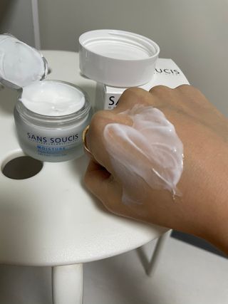 산수시 아쿠아 베네핏 24h 수부지 물광 속건조 수분크림 50ml — 5점을 준 리뷰어가 2021년 7월 올린 사용 사진