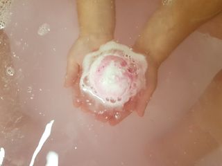 버블데이 아로마/과일 거품 입욕제 — 5점을 준 리뷰어가 2021년 7월 올린 사용 사진