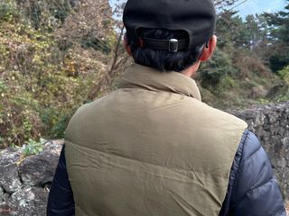 다운블로우 [카키] 179번지 남자 마운틴 무광 하이넥 패딩 조끼 YAN 7700 — 5점을 준 리뷰어가 2024년 12월 올린 사용 사진