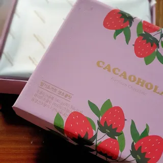 연말/새해선물 딸기 초콜릿 종착역, 건딸기가 상큼하게 씹히는 카카올라 딸기생초콜릿 — 3점을 준 리뷰어가 2021년 10월 올린 사용 사진