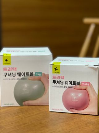 트라택 쿠셔닝 웨이트볼 0.5kg + 1kg SET — 4점을 준 리뷰어가 2022년 5월 올린 사용 사진
