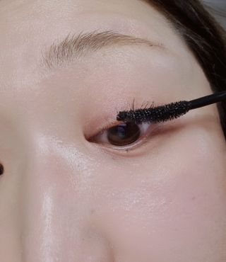 더소설 소설 블랙아이래쉬 세럼 10g(SOSEOL BLACK EYELASH SERUM 10g) — 5점을 준 리뷰어가 2023년 12월 올린 사용 사진