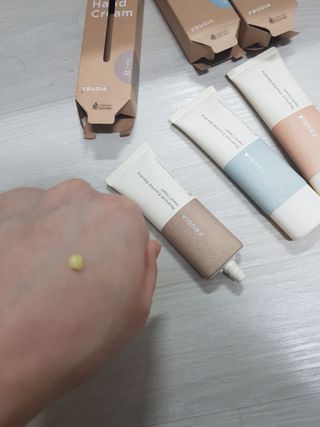 [후르디아] 끈적임 없는 착한성분 비건  핸드크림 3종 — 4점을 준 리뷰어가 2022년 10월 올린 사용 사진