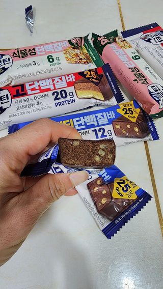 이지프로틴바 3종x각 2ea (고단백질바, 멀티단백질바, 식물성단백질바) — 4.5점을 준 리뷰어가 2024년 2월 올린 사용 사진