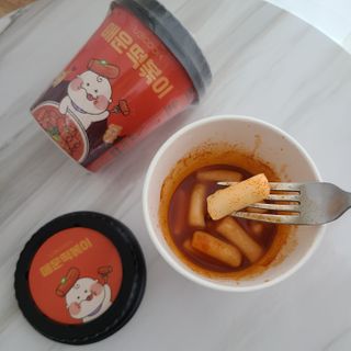 유비쿡 컵떡볶이 매운컵떡볶이2개/ 짜장컵떡볶이 2개  총 4개세트 — 5점을 준 리뷰어가 2021년 3월 올린 사용 사진
