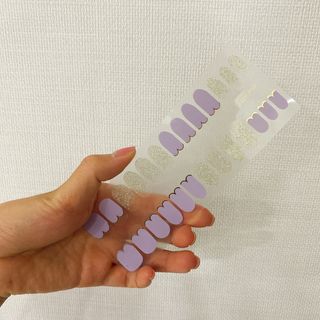 [네일가게] 햇빛에 닿으면 색이 변하는 신기한 햇살 반전 네일스티커 — 5점을 준 리뷰어가 2021년 8월 올린 사용 사진