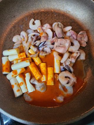 화끈한녀석들 새오똥400g 새우,오징어,똥집 볶음요리 소스,밀떡, 참기름 포함 — 5점을 준 리뷰어가 2022년 12월 올린 사용 사진
