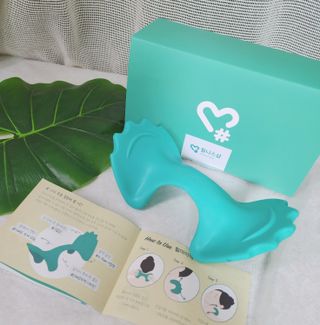 힐니스북 [힐마이넥]   거북목 통증완화를 위한 휴대용 목 안마기 — 5점을 준 리뷰어가 2022년 12월 올린 사용 사진