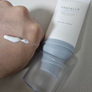 [스킨1004] 마다가스카르 센텔라 히알루-시카 워터핏 선세럼 50ml — 4점을 준 리뷰어가 2024년 5월 올린 사용 사진