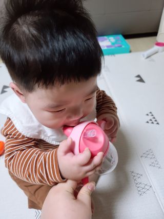 유비맘 트라이탄 코니빨대컵_컬러 랜덤 발송 — 5점을 준 리뷰어가 2020년 12월 올린 사용 사진