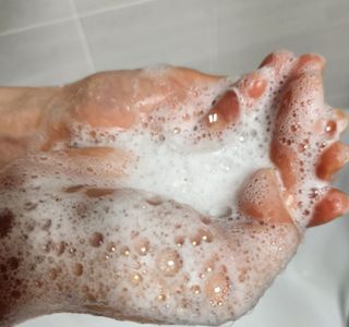 프리마인 더이상 뻣뻣하고 효과없는 탈모샴푸는 NO. 근본부터 케어하는 셀베이스 그린티샴푸(500ml) — 5점을 준 리뷰어가 2023년 5월 올린 사용 사진