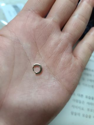 [골드앤디어] 14k 갓성비 귀걸이, 잘 때 껴도 편안한 미니민자원터치 l 5mm l 3color중 택1｜ — 5점을 준 리뷰어가 2021년 4월 올린 사용 사진