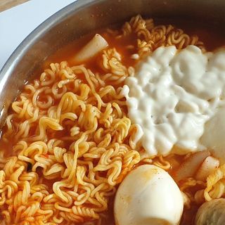 더밥  고추마녀 라볶이 +  나이스미 무설탕 현미후레이크 — 5점을 준 리뷰어가 2021년 10월 올린 사용 사진
