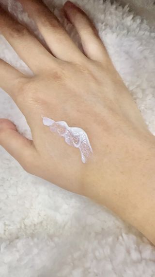 틱톡 [후르디아] 백탁NO! 화잘먹 수분광 선 에센스✨ — 5점을 준 리뷰어가 2023년 6월 올린 사용 사진