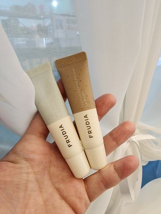 [후르디아] 올리브영 착한보습 비건 립버터 2종 — 5점을 준 리뷰어가 2023년 1월 올린 사용 사진