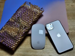 아클리브 Premium 항균 항바이러스 액정 보호필름(iPhone) — 5점을 준 리뷰어가 2022년 10월 올린 사용 사진