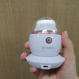 디하우트 랩 디하우트랩 클렌징 피부관리기 진동클렌저 실리콘+2종 인조모 브러시 — 5점을 준 리뷰어가 2021년 11월 올린 사용 사진