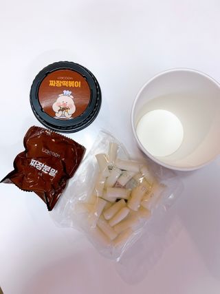 유비쿡 컵떡볶이 매운컵떡볶이2개/ 짜장컵떡볶이 2개  총 4개세트 — 4점을 준 리뷰어가 2021년 2월 올린 사용 사진