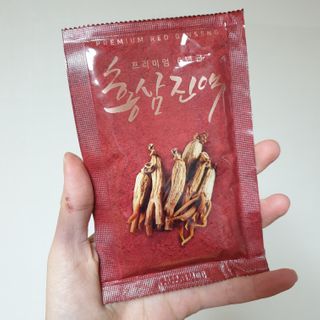 서울약사신협_프리미엄 6년근 홍삼진액_70mlx30포 — 5점을 준 리뷰어가 2021년 2월 올린 사용 사진