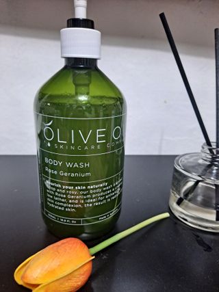 올리브 오일 스킨케어 컴퍼니 [OOSC] 향기로운 보습 로즈 제라늄 바디워시 500ml — 5점을 준 리뷰어가 2021년 5월 올린 사용 사진