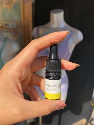 라라로즈데이 시즌2 천연 아로마오일 Y존 케어 속옷향수 이너퍼퓸 5ml  여성의 자존감을 UP시키자 — 3.5점을 준 리뷰어가 2021년 10월 올린 사용 사진