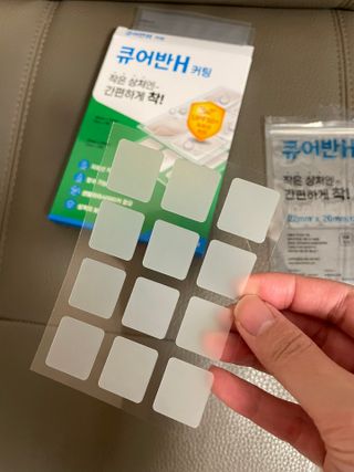 [큐어반H 커팅] 간편하게 떼서 쓰는 자외선차단 습윤밴드 (1팩/30매입) — 5점을 준 리뷰어가 2022년 12월 올린 사용 사진