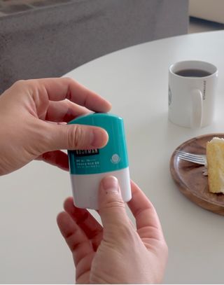 부쉬맨 워터프루프 서핑 선스틱 16g SPF50+ PA++++ — 5점을 준 리뷰어가 2023년 4월 올린 사용 사진