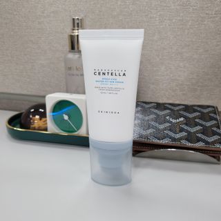 [스킨1004] 마다가스카르 센텔라 히알루-시카 워터핏 선세럼 50ml — 5점을 준 리뷰어가 2024년 5월 올린 사용 사진