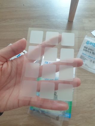 [큐어반H 커팅] 간편하게 떼서 쓰는 자외선차단 습윤밴드 (1팩/30매입) — 4.5점을 준 리뷰어가 2022년 11월 올린 사용 사진