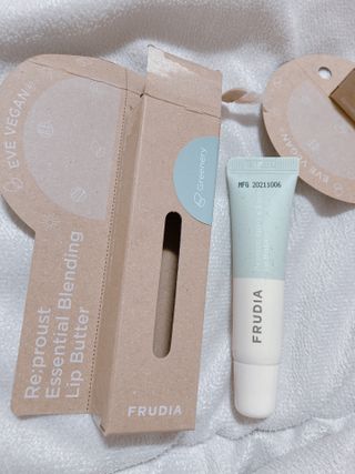 [후르디아] 올리브영 착한보습 비건 립버터 2종 — 5점을 준 리뷰어가 2021년 12월 올린 사용 사진