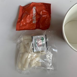 유비쿡 컵떡볶이 매운컵떡볶이2개/ 짜장컵떡볶이 2개  총 4개세트 — 5점을 준 리뷰어가 2021년 6월 올린 사용 사진