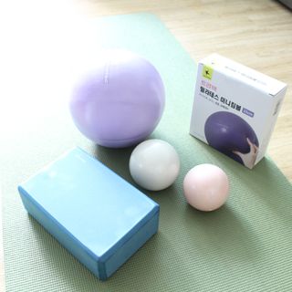 [트라택] 홈 필라테스 SET [미니짐볼+웨이트볼(0.5kg&1kg+요가블럭] — 5점을 준 리뷰어가 2022년 7월 올린 사용 사진