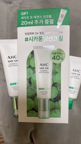[AHC] 세이프온 에센스 선크림 올리브영 스페셜 증정 기획세트 — 4.5점을 준 리뷰어가 2022년 6월 올린 사용 사진