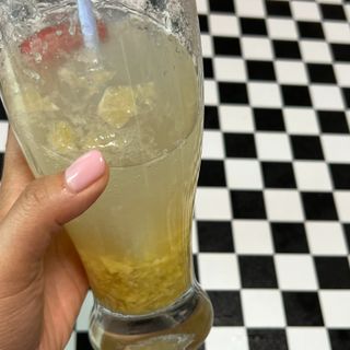 몽베스트 Montbest with Sparkling water Lime20병 — 4.5점을 준 리뷰어가 2023년 3월 올린 사용 사진
