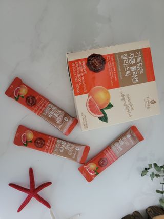 자연에온 핑크 자몽 착즙 100mL 10개입 1BOX +가 득담은 자몽 콜라겐 젤리스틱 1BOX — 5점을 준 리뷰어가 2021년 7월 올린 사용 사진