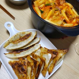 (주)성경순만두 곤약만두.콘치즈만두,삼각당면만두,당면 야끼만두,대구전통 납작만두,떡뽁이 매콤소스,달콤소스 — 4점을 준 리뷰어가 2023년 4월 올린 사용 사진