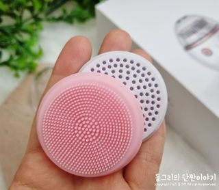 디하우트 랩 디하우트랩 클렌징 피부관리기 진동클렌저 실리콘+2종 인조모 브러시 — 4점을 준 리뷰어가 2021년 11월 올린 사용 사진