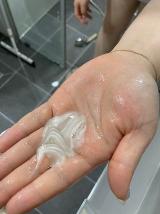 프리마인 더이상 뻣뻣하고 효과없는 탈모샴푸는 NO. 근본부터 케어하는 셀베이스 그린티샴푸(500ml) — 5점을 준 리뷰어가 2023년 4월 올린 사용 사진